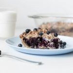 Bolo húmido de limão e mirtilos conquista com sabor fresco e textura leve